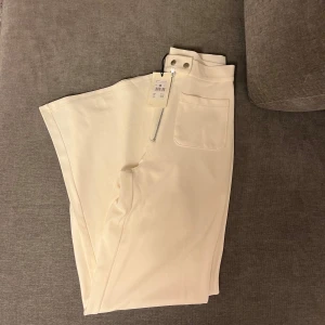 Vita kostymbyxor  - Säljer dessa vita kostymbyxor från Bikbok i storlek M. De är helt nya med lapp på💕💕