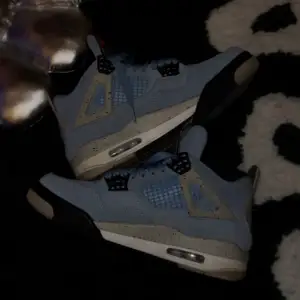 University blues Jordan 4s  Strlk 37.5  Har haft på mig dom ett par gånger , ser ut som nya.