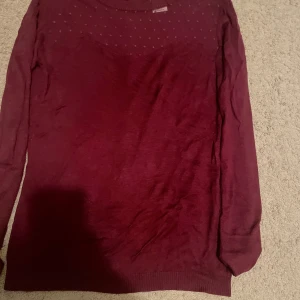 Dö gulli tröja inför hösten  - Supersöt tröja inför hösten kommer inte till användning därför säljs den skriv om du vill ha mer bilder☺️  (Ursäkta att den är skrynklig lol) 