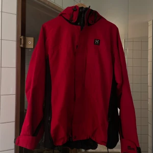 Röd jacka från Haglöfs - Säljer en röd skidjacka från Haglöfs. 