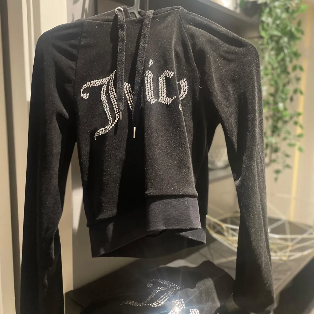 Säljer en superfin svart hoodie och Byxor till från Juicy Couture i storlek XXS. Den har en glittrig Juicy-logga på framsidan och på rumpan och är croppad för en trendig look. Perfekt för både vardag och fest! 💎. Tröjor & Koftor.