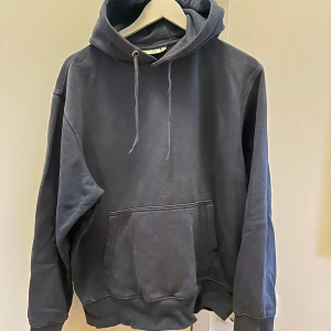 Blå hoodie  - Hoodie från Weekday! Jätteskön och inte sönder någonstans. Några små-fläckar framme på fickan men inget som syns knappt. 