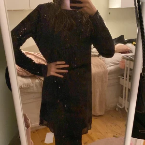 Svartglittrig klänning - Aldrig använd, täcker rumpa. Storlek 158/164 & 12-14 år.  