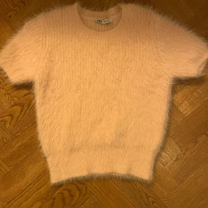 Topp zara  - Säljer denna stickade topp från zara aldrig andvänd!