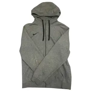 Säljer en riktigt snygg nike fleece zip. Använd få tal gånger, har bara stått i garderoben. Inga defekter förutom mite smuts som går bort i tvätten. Skick 8/10, Storlek S, Hör av er vid funderingar o intresse! 