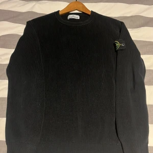 Stone Island tröja - Tjena!, säljer en stone Island så kommer hålla dig varm inför hösten. Skicken är 8/10. Plaggen köptes för inte så länge sen
