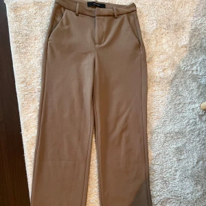Kostymbyxor, Vero Moda - Jättesnygga kostymbyxor från Vero Moda i storlek Xs/32. Har dessa i fler färger och det är verkligen en favorit. Använda 1-3 gånger, då jag har ett par andra som är liknande i färg.