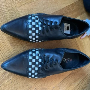 Myggjagare storlek 40 mozquito raggare rockabilly rutiga - Äkta svart skinn. Tecken på användning finns men i gott skick.