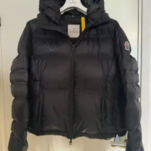 Moncler Moleson i storlek 2. Väldigt fint skick, som ny. Nypris över 16, svår att få tag på.