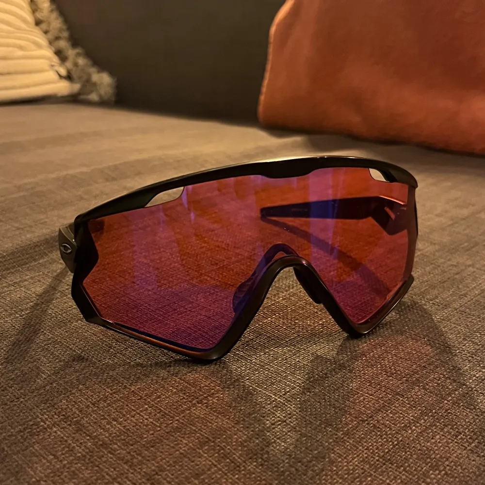 Snygga sportglasögon från Oakley! Inga tydliga repor eller märken på glaset. Pris går att diskutera😊. Accessoarer.