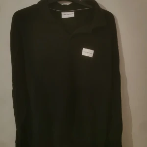 Calvin klein lång piketröja - Calvin klein lång pikétröja. Aldrig använd endast provad. För stor. Endast tvättad en gång för den skulle bli "mindre" men funkade inte. Nypris 900