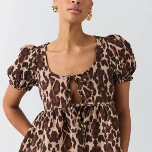 Slutsåld Gina topp! - Säljer denna super fina knyttoppen från Gina Tricot i strl xs! Den är i jättebra skick då den knappast är använd!  💗💗💓