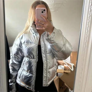 Jacka  - Silvrig jacka, finns defekter