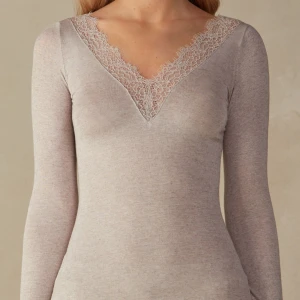 Intimissimi topp - Beige intimissimi topp med spets, använd några gånger men som ny!