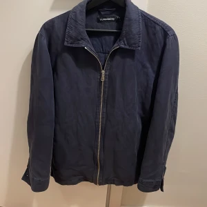 Linnejacka från j lindeberg - Snygg marinblå linnejacka. Väl omhändertagen och riktigt bra skick. Använd knappt ett år. Perfekt för höst vår och sommar