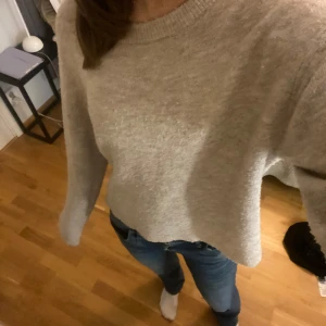 Beige stickad tröja! - Beige stickad tröja från lager! Säljs då den inte kommer till användning, storlek M men passar både mindre och större beronde på hur man vill att tröjan ska sitta jag brukar ha xs-s för preferens! Skickar inom 1-2 dgr