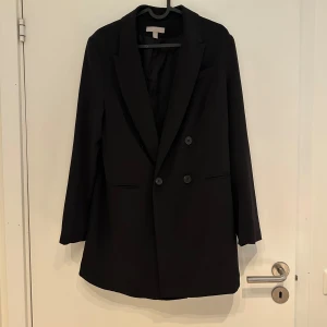Kvaj- från hm  - En snygg kavaj från hm. Är lite oversized. 