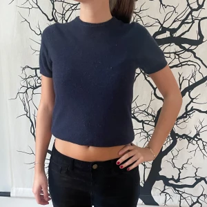 Marinblå kashmirtröja - Superfin och skön kashmirtröja från Cashmere Italy köpt i Italien. Säljs inte längre ny men nypris ca 1500kr. Använd ca 5 gånger utan tecken på användning 