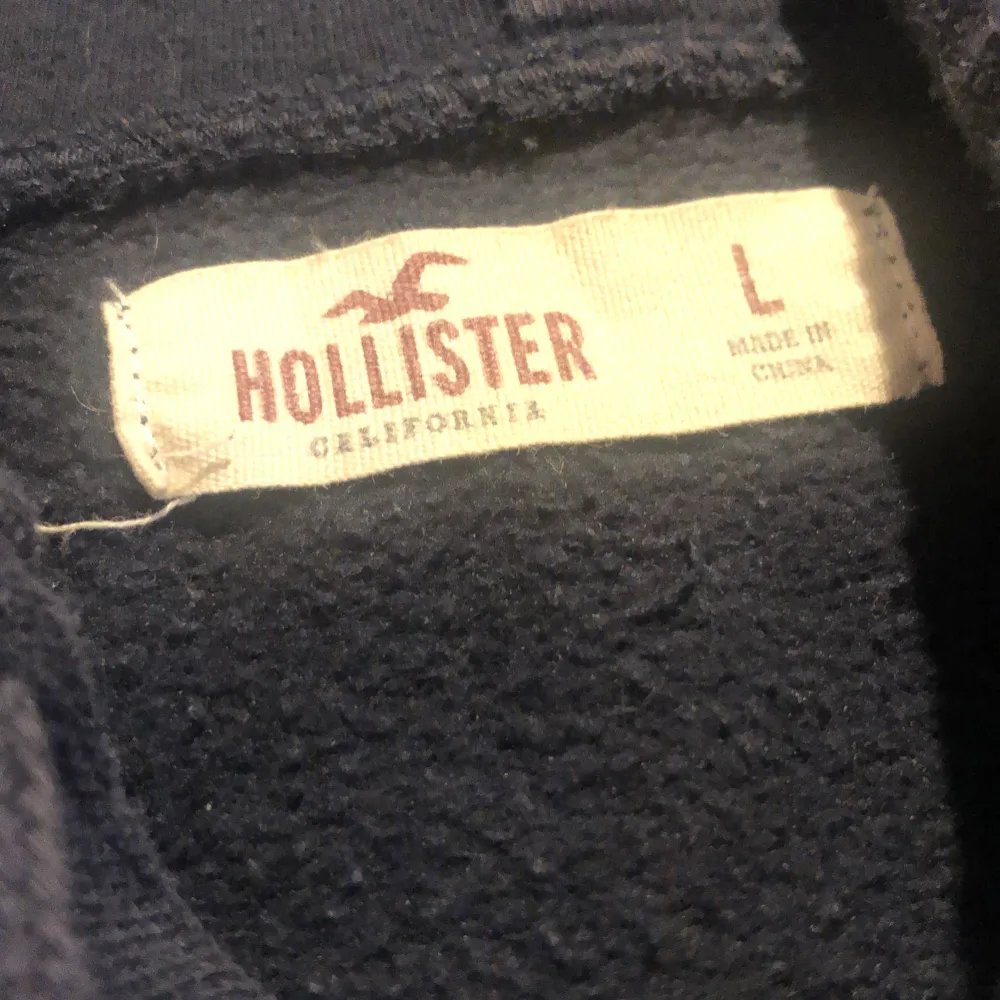 En jätte gullig Hollister hoodie med rosa text, står storlek L men är ganska liten för sin storlek. Jätte fin och är i bra skick, säljer då jag har flera liknande så denna används aldrig.. Hoodies.