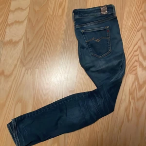Replay Jeans - Feta replay jeans i 29/30! Snygga slitningnar annars 8/10 skick Skriv vid funderingar