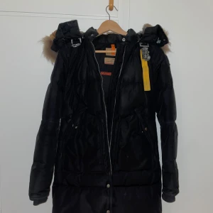 Parajumper - Jag säljer min parajumper, storlek XS. Jackan är i väldigt bra skick. Jag kan både mötas upp och frakta, kan sänka priset vid snabb affär :)