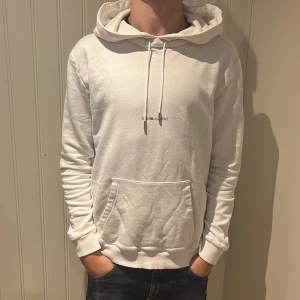 Saint lauren hoodie - Säljer denna riktigt feta saint Laurent hoodie, storlek XS/S. Bra skick utan defekter💫 