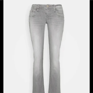 Grå bootcut jeans - Säljer ett par supper trendiga och snygga grå jeans i nyskick från LTB. De är i den super populära modellen valerie. Perfekta för både vardag och fest!