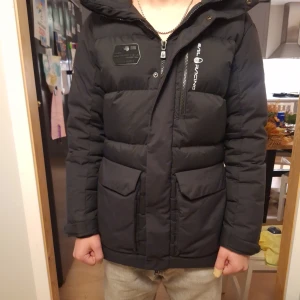 Sail Racing stl S (mer som en medium) - Säljer sonens Sail Racing vinterjacka som endast är använd en säsong och är i nyskick. storleken är S men det är mer som M. Min son är 184 cm lång och väger 82 kg och den sitter bra på honom.  Nypris 4449 (kvitto kvar)