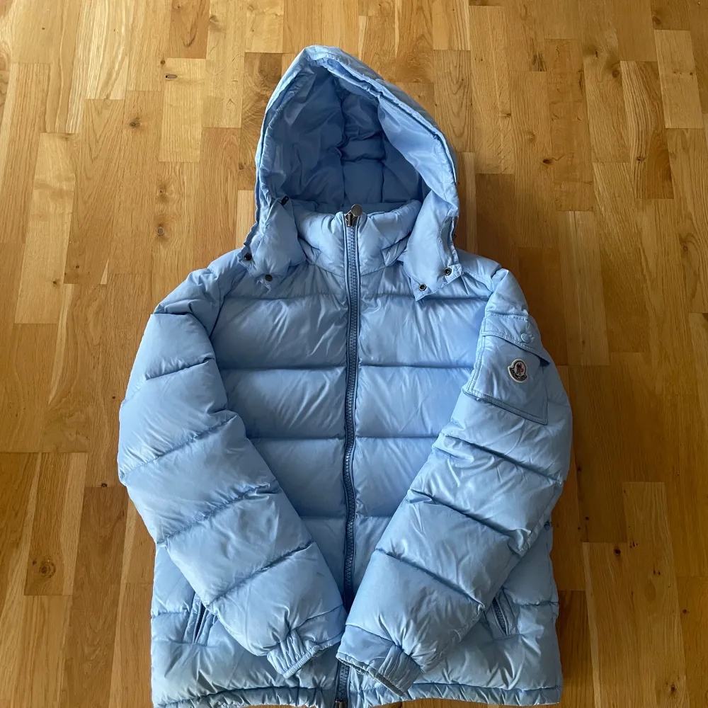 Moncler Maya BABY BLUE Size 5 / Large Otroligt Sällsynt jacka, endast släppt en gång. kvitto finns.  Bra skick, inga synliga skador. Lite skitig, kan kemtvätta vid överenskommelse.  8990kr, kan fraktas vid överenskommelse . Jackor.