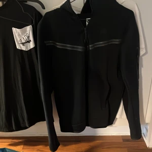 Nike tech zip hoodie svart - Säljer min svarta nike tech, storlek M