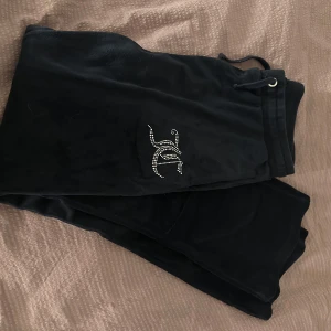 Juicy byxor  - Använda väldigt sällan och har inga skador, Storlek 15/16 år men passar mig som oftast har XS eller S