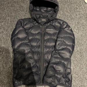 Peak Performance jacka - Säljer denna peak performance jacka i färgen mörkblå. Det är stl 170 i barn, passar runt 170cm. Den är använd ett fåtal gånger. Det finns ett litet hål på vänster framsida se bild 4. Annars är jackan i jätte bra skick. Inga andra tecken på användning