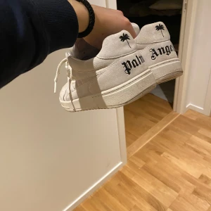 Palm angels skor - Säljer nu dessa skjut snygga Palm angels skor då de tyvärr inte passa mig. Cond 10/10 inprincip nya. Sjukt snygga och stilrena passar till allt. Köpta för 5000kr på nk. Dustbag och kvitto ingår! 