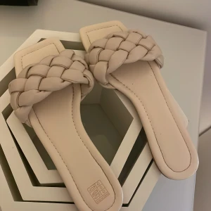 Tofflor - Säljer ett par så fina tofflor som tyvärr inte passar min storlek.