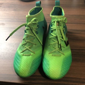 Adidas fotbolls skor  - Skick som nya  Säljer pga att dom e små  Har använt dom en gång  Kör meet up om ni bor i Stockholm 