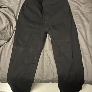 Jeans - Jeans/thights i xs fast petite. Känner mer thights aktiga och har nån liten fläck men som förmodligen går bort i tvätten då jag bara har prövat dem en gång:)