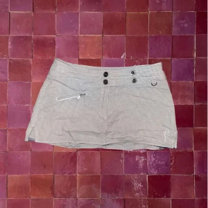 Minikjol  - Supersöt svart och vit randig/grå minikjol med snyggt knäppe från PelleP💿🪩