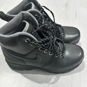 Nike Manoa - Säljer mina Nike Moana för jag inte använder dem mer och dem är försmå, Använda en gång och inga skador. För fler bilder skriv, priset ksn ändras vid snabbt köp