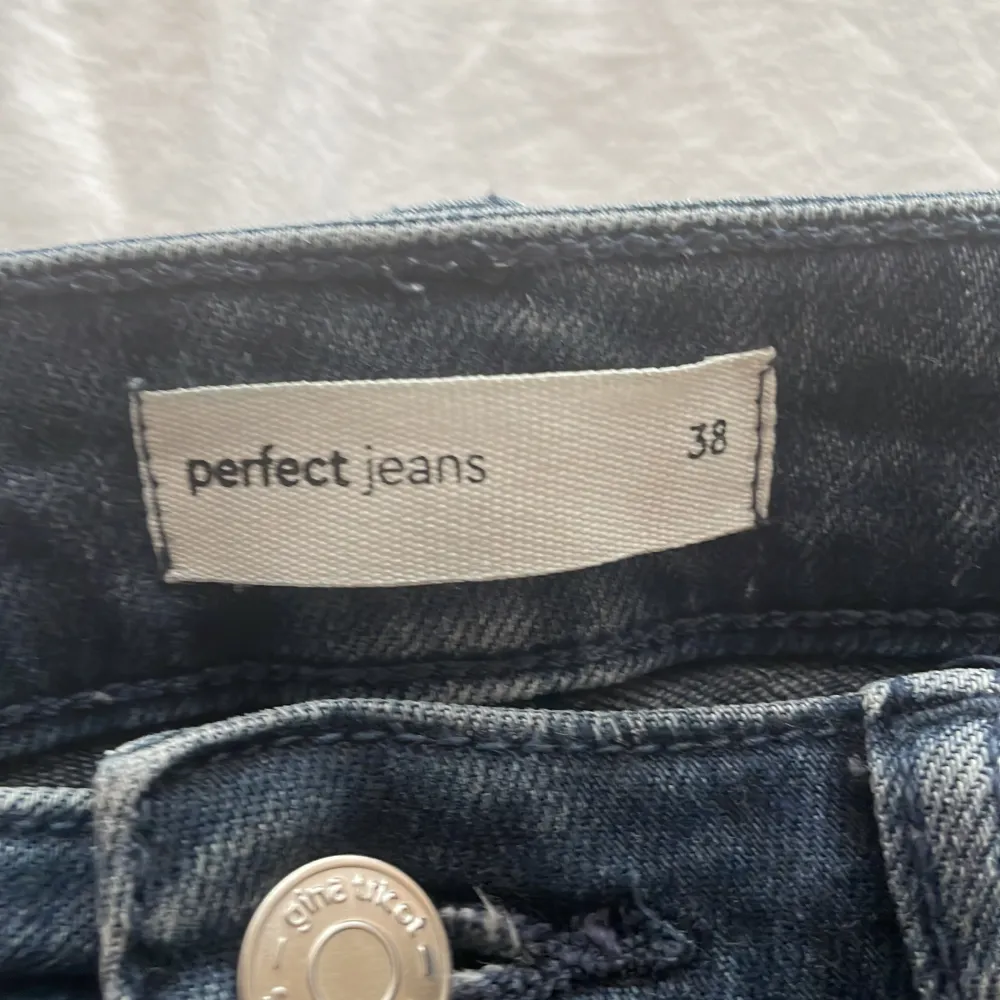 säljer dessa mörkblåa bootcut perfect jeans från Gina! säljer pga att de är för korta i längden, jag är 169.💗kostar 500kr från butik. hör av dig för fler bilder/om du har frågor!💗. Jeans & Byxor.