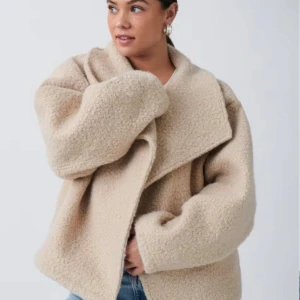Beige teddyjacka - Säljer en supermysig beige teddyjacka som är perfekt för kyliga dagar. Den har en oversized passform och långa ärmar, vilket gör den både bekväm och trendig. Jackan är gjord av ett mjukt teddy-material som håller dig varm och stilren hela hösten och vintern.
