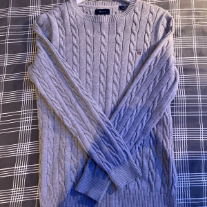 stickad gant tröja - Bra skick, fin färg. Tveka inte på att skriva om du undrar över något😁 