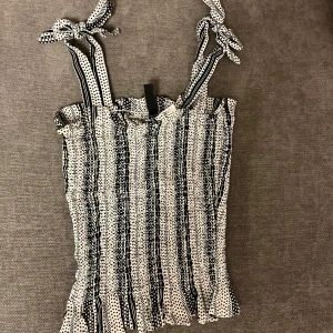 Topp - Söt topp från Hm i storlek 34, toppen har justerbara band så man kan välja utifrån vad som passar en. Bra skick💕