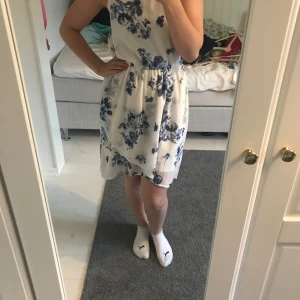 Blommig klänning  - Funkar som xs men är 158 (hittade inte det som storleken??) fint skick och typ inte använda 