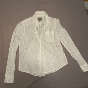 Hålmönstrad skjorta  - Jättefin gant skjorta med hålmönster❤️