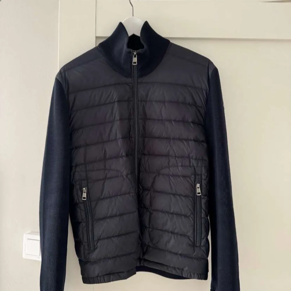 Riktigt fräsch Moncler cardigan i skick 8/10. Jackor.