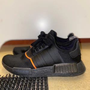 NMD_R1  - Väldigt bra skick på skorna som man kan se på bilderna. Storlek 42.
