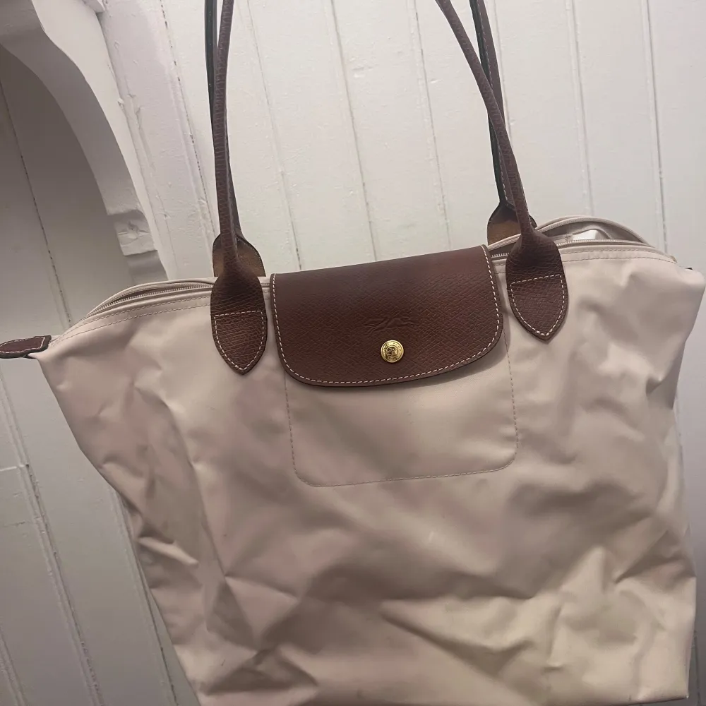 Beige longchamp väska köpt i vintras på nk för 1500kr🥰 Den har inga större defekter förutom lite smutsig på undersidan men ingenting man tänker på🤗🤗Mellan storleken. Väskor.