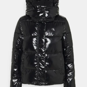Calvin Klein Jacka Glansig - Säljer denne jacka då den köptes förra vintern. Väldigt oanvänd och är i bra skick. Den är i storlek Xs men passar även i S. Pris kan diskuteras💕