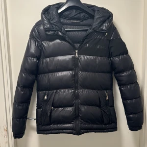 Jacka  - Hej jag säljer denna jackan efter som den är för liten för mig. Den är i bra skick och har inte använts så mycket. Den är perfekt för vintern . Den kommer från Zalando för 2000kr. Om ni vill Fråga något kan ni bara skriva till mig.