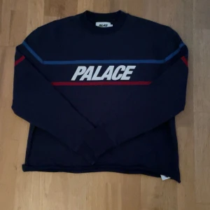 Palace sweatshirt  - Säljer denna fina Palace sweatshirt i jätte fint skick. Har använt den Max 3 gånger. Kontakta gärna vid frågor.😊